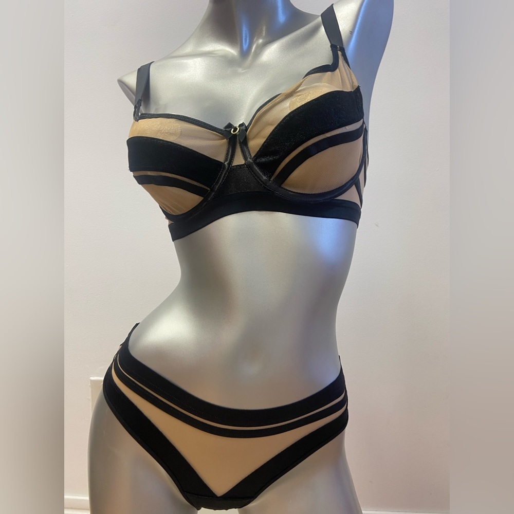 Beautiful and Sexy Black Bra & thong Panties Set